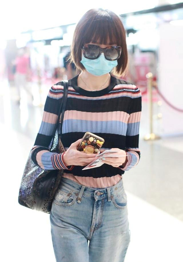 
秋季咋穿更时髦？鲁豫给你做示范 条纹针织衫配阔腿裤太显气质“xiongmao体育”(图5)